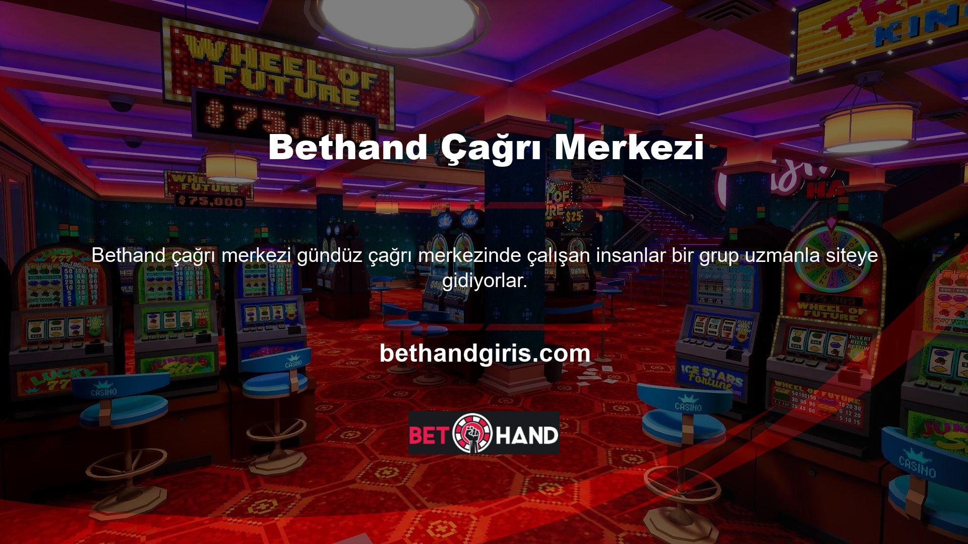 Sitede, gece gündüz çalışan çağrı merkezi personeline yardım eden bir uzman ekibi var